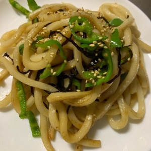 冷凍うどんで簡単！ピーマンと塩昆布の焼きうどん